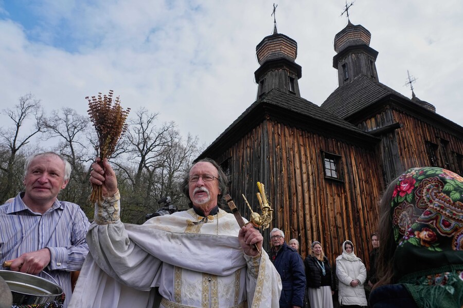 I sacerdoti benedicono i fedeli e i loro cestini pasquali in occasione della Pasqua ortodossa, a Pyrohiv, nei pressi di Kiev, in Ucraina, domenica 12 aprile 2026. (Foto AP/Efrem Lukatsky) (APN)
