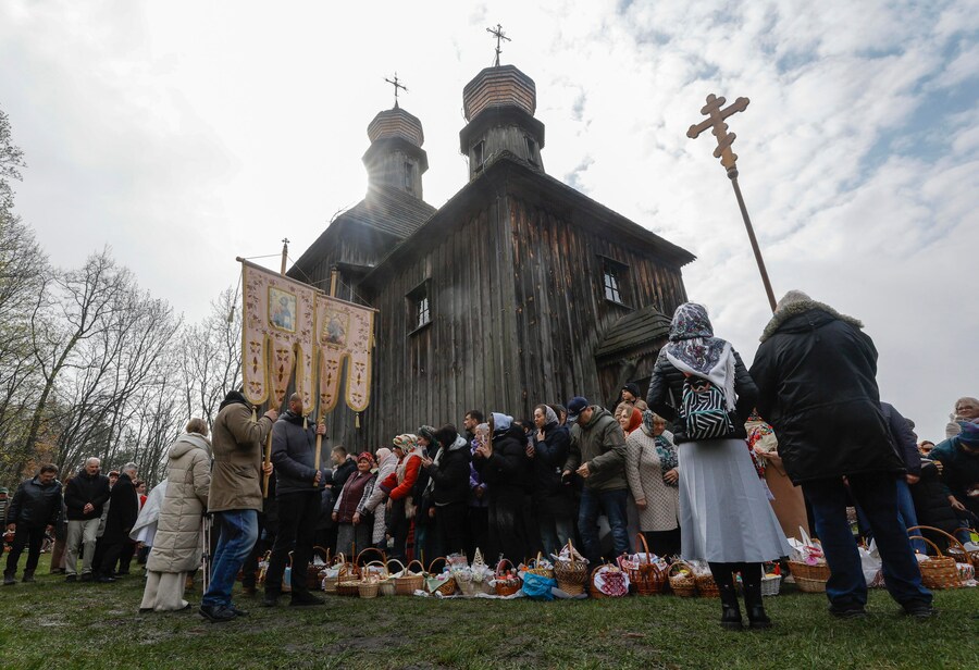 I fedeli ucraini si riuniscono per celebrare la Pasqua nei pressi della chiesa dell'Arcangelo San Michele, all'interno del Museo di Architettura Popolare ed Etnografia nel villaggio di Pyrohovo, vicino a Kiev, Ucraina, il 12 aprile 2026, mentre è in corso l'invasione russa. EPA/SERGEY DOLZHENKO (EPA)