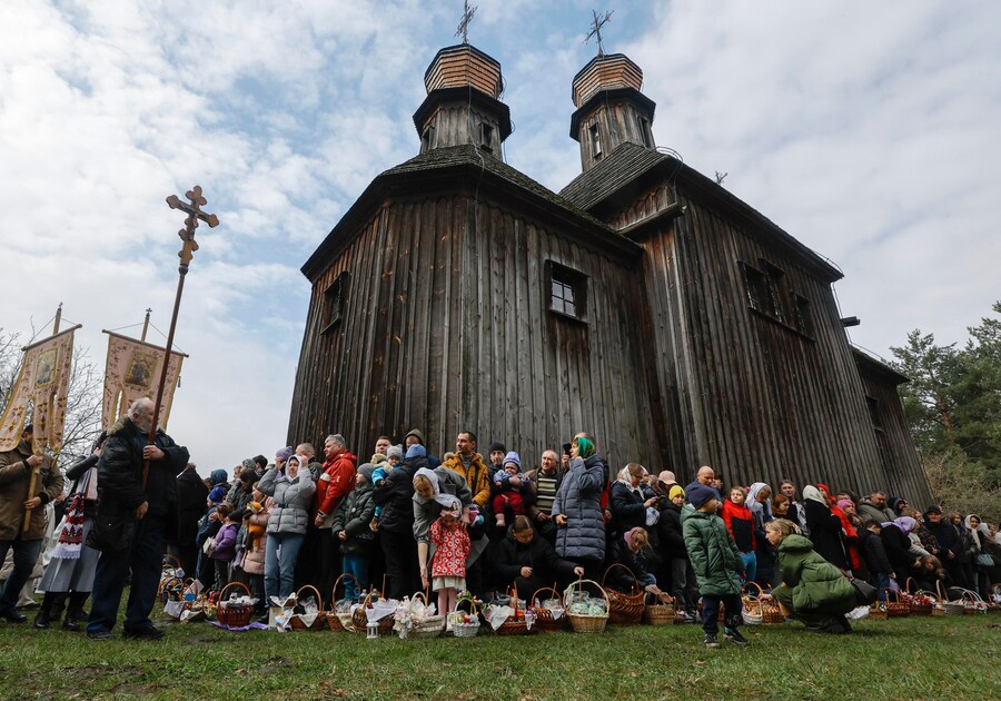 I fedeli ucraini si riuniscono per celebrare la Pasqua nei pressi della chiesa dell'Arcangelo San Michele, all'interno del Museo di Architettura Popolare ed Etnografia nel villaggio di Pyrohovo, vicino a Kiev, Ucraina, il 12 aprile 2026, mentre è in corso l'invasione russa. EPA/SERGEY DOLZHENKO (EPA)