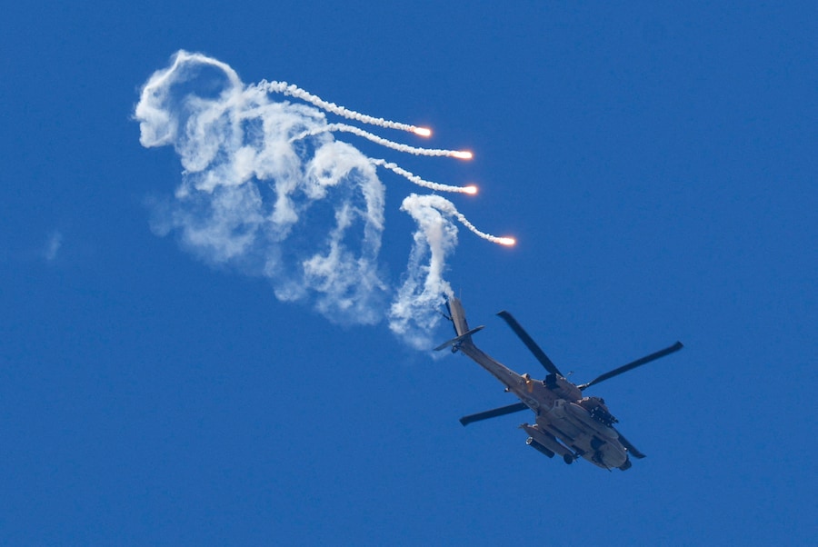 Un elicottero Apache israeliano lancia razzi illuminanti mentre sorvola il Libano, visto dal lato israeliano del confine, 12 aprile 2026. REUTERS/Amir Cohen (REUTERS)