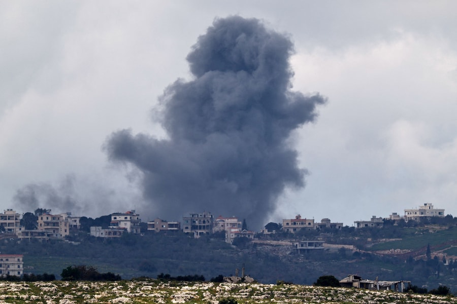 Il fumo che si alza in seguito a un attacco aereo in Libano, visto dal lato israeliano del confine, 12 aprile 2026. REUTERS/Amir Cohen (REUTERS)