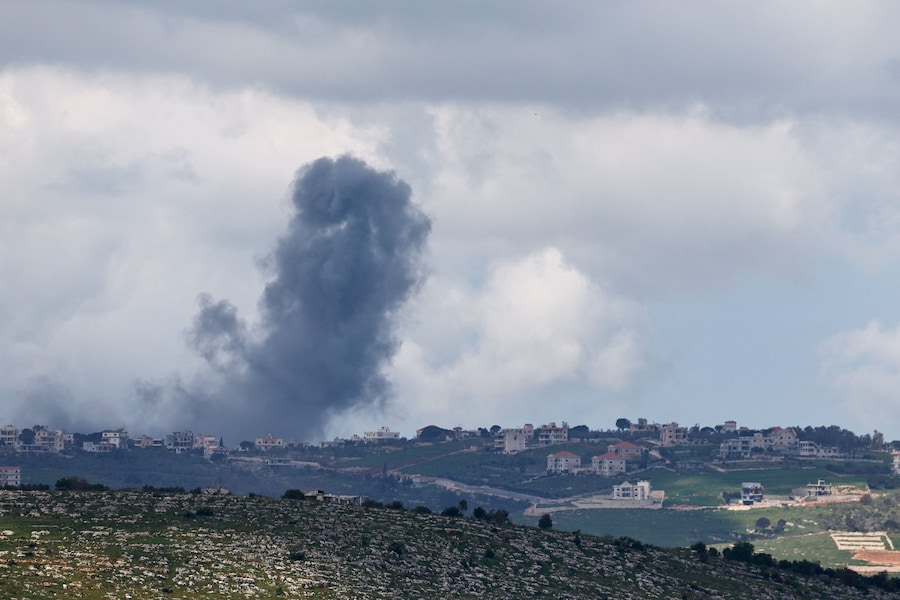 Il fumo che si alza in seguito a un attacco aereo in Libano, visto dal lato israeliano del confine, 12 aprile 2026. REUTERS/Amir Cohen (REUTERS)