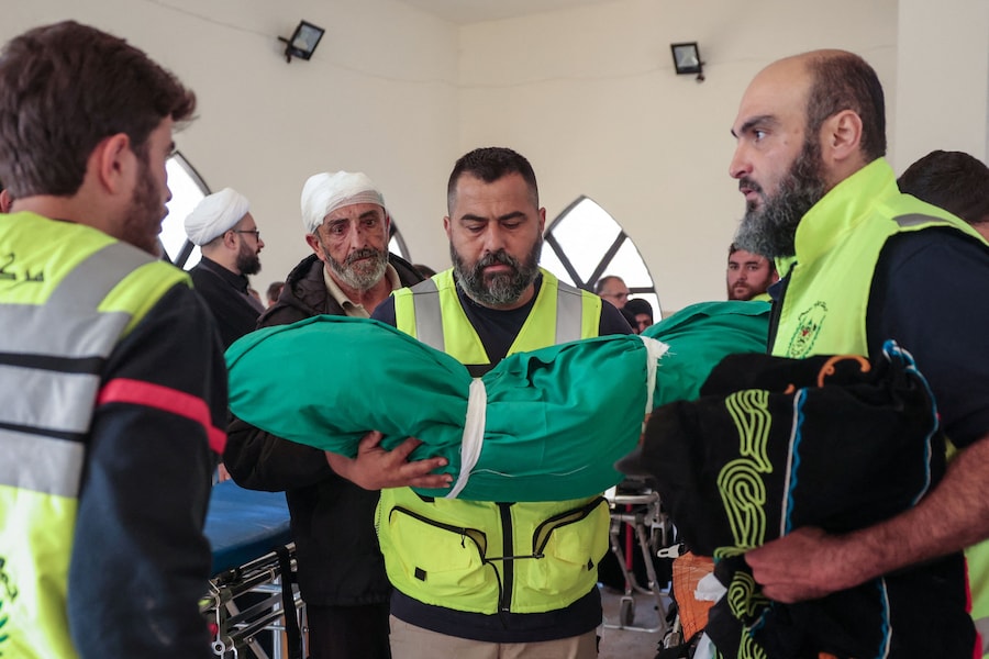 Un membro della protezione civile tiene in braccio il corpo di Taleen Saeed, di un anno e mezzo, uccisa in un attacco israeliano nel villaggio di Srifa, presso la moschea di Al Kharab a Tiro, in Libano, il 12 aprile 2026. REUTERS/Louisa Gouliamaki (REUTERS)