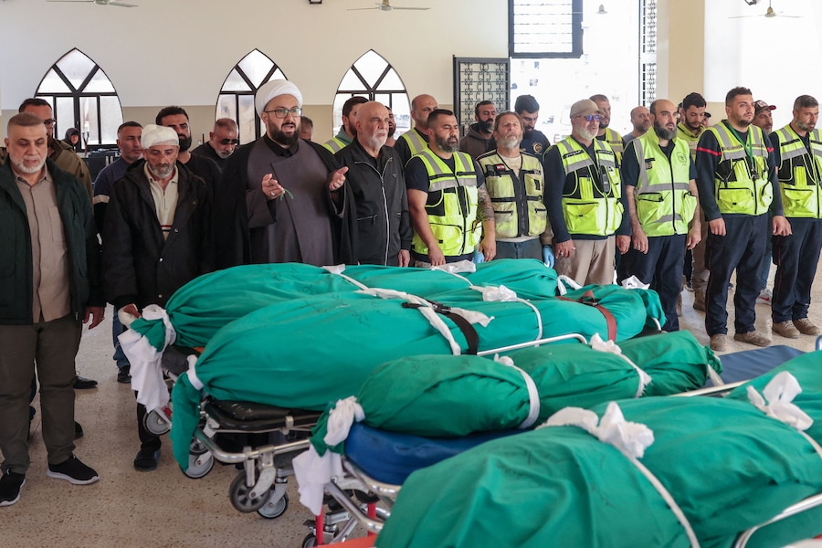 I partecipanti al funerale assistono alla cerimonia funebre di quattro membri della famiglia Saeed, Taleen (1 anno e mezzo), Qassem (26), Khalil (60) e Fatima (39), uccisi in un attacco israeliano nel villaggio di Srifa, presso la moschea di Al Kharab a Tiro, in Libano, il 12 aprile 2026. REUTERS/Louisa Gouliamaki (REUTERS)