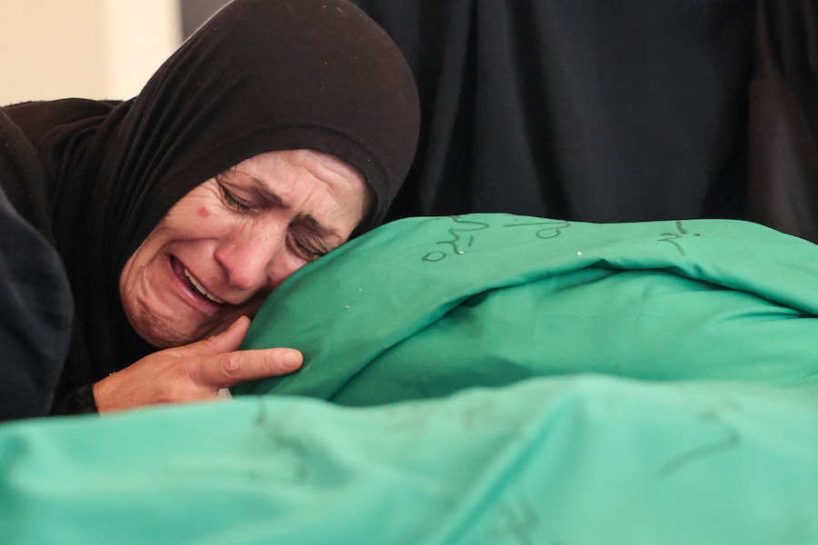 Un parente piange sulla salma di Fatima, 39 anni, uccisa in un attacco israeliano nel villaggio di Srifa insieme ad altri tre membri della famiglia Saaed, presso la moschea di Al Kharab a Tiro, in Libano, il 12 aprile 2026. REUTERS/Louisa Gouliamaki (REUTERS)