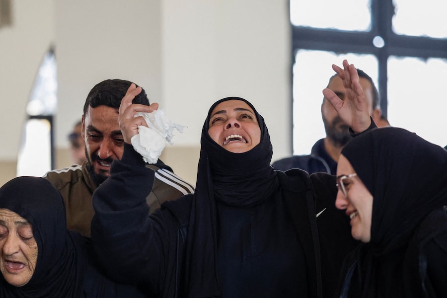 I parenti piangono davanti alle salme di quattro membri della famiglia Saeed, Taleen (1 anno e mezzo), Qassem (26), Khalil (60) e Fatima (39), uccisi in un attacco israeliano nel villaggio di Srifa, presso la moschea di Al Kharab a Tiro, in Libano, il 12 aprile 2026. REUTERS/Louisa Gouliamaki (REUTERS)