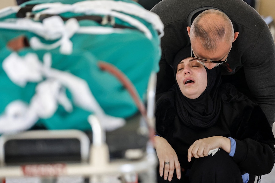 I parenti piangono accanto alle salme di quattro membri della famiglia Saeed, Taleen (1 anno e mezzo), Qassem (26), Khalil (60) e Fatima (39), uccisi in un attacco israeliano nel villaggio di Srifa, presso la moschea di Al Kharab a Tiro, in Libano, il 12 aprile 2026. REUTERS/Louisa Gouliamaki (REUTERS)