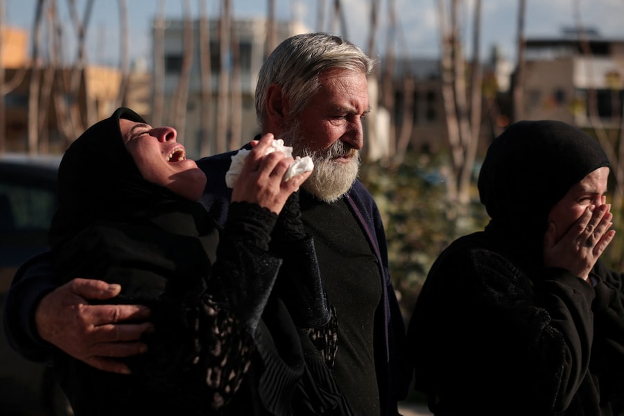 I parenti si riuniscono per la cerimonia funebre dei quattro membri della famiglia Saeed – Taleen (1 anno e mezzo), Qassem (26), Khalil (60) e Fatima (39) – uccisi in un attacco israeliano nel villaggio di Srifa, presso la moschea di Al Kharab a Tiro, in Libano, il 12 aprile 2026. REUTERS/Louisa Gouliamaki (REUTERS)