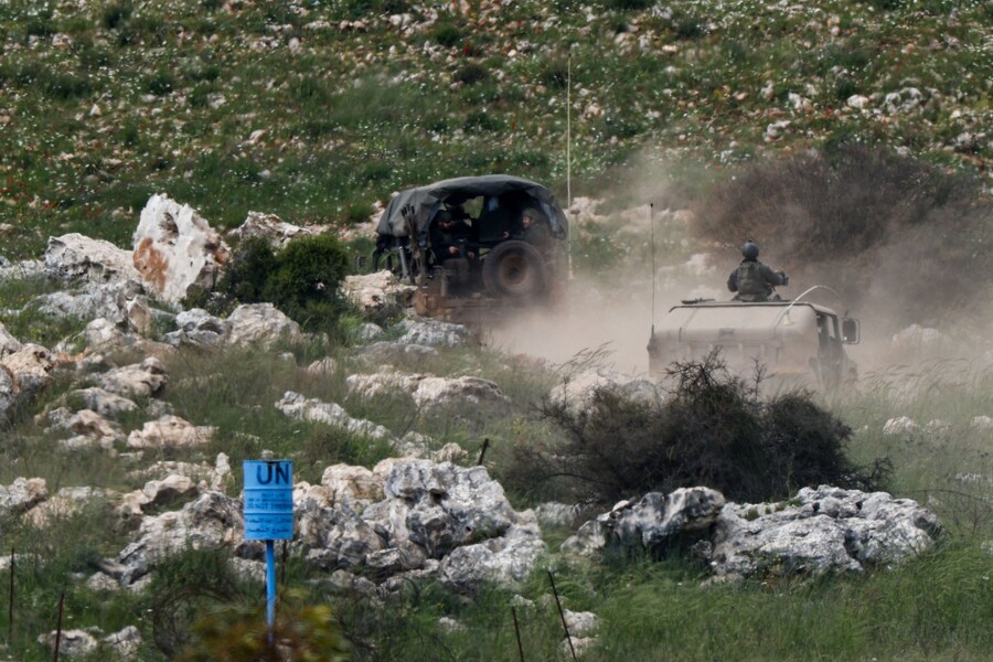 Veicoli militari israeliani in manovra in Libano, visti dal lato israeliano del confine, 12 aprile 2026. REUTERS/Amir Cohen (REUTERS)