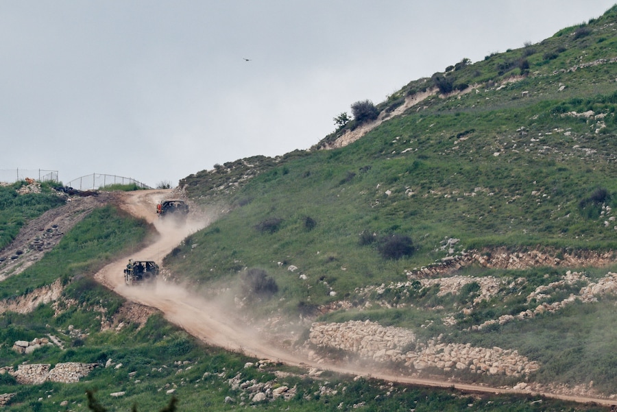 Veicoli militari israeliani in manovra in Libano, visti dal lato israeliano del confine, 12 aprile 2026. REUTERS/Amir Cohen (REUTERS)