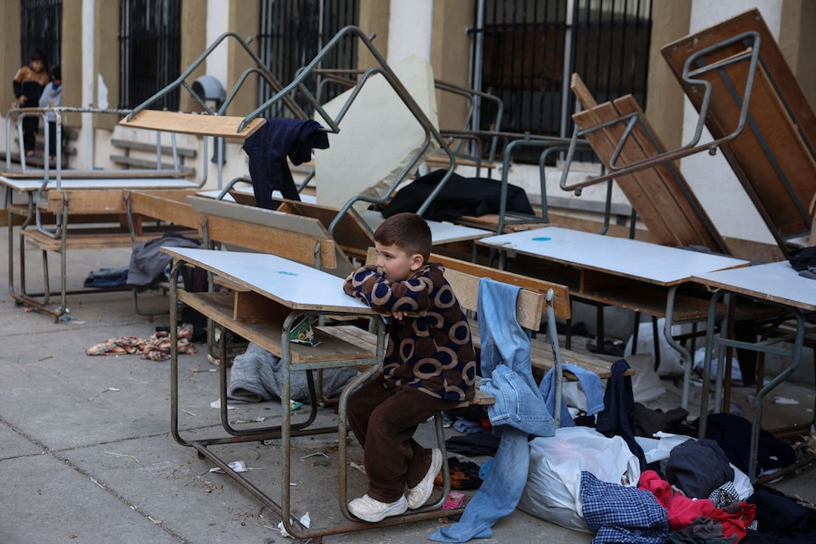 Una bambina è seduta nel cortile di un liceo femminile, trasformato in centro di accoglienza per sfollati, a Tiro, in Libano, il 12 aprile 2026. REUTERS/Louisa Gouliamaki (REUTERS)