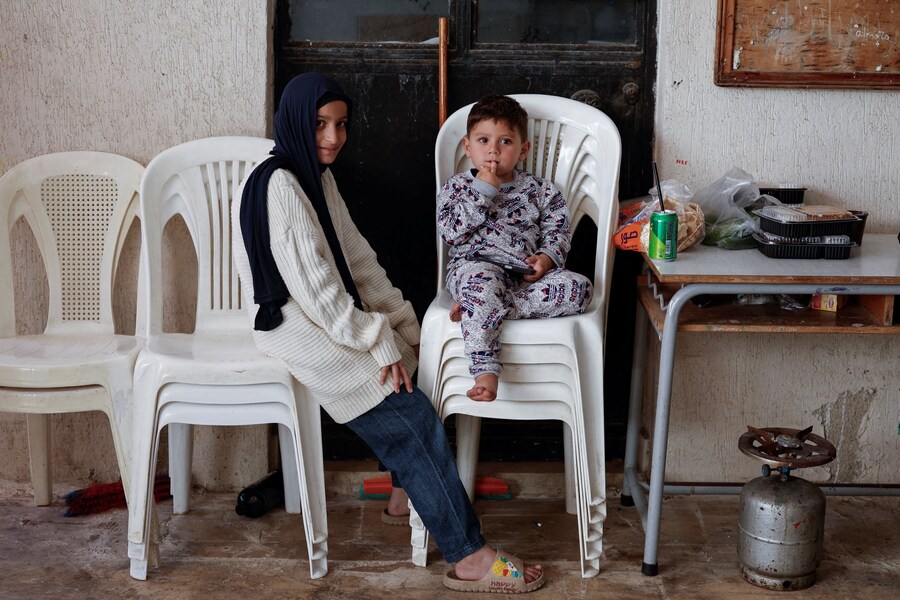 Bambini seduti nel cortile di un liceo femminile, trasformato in centro di accoglienza per sfollati, a Tiro, in Libano, il 12 aprile 2026. REUTERS/Louisa Gouliamaki (REUTERS)