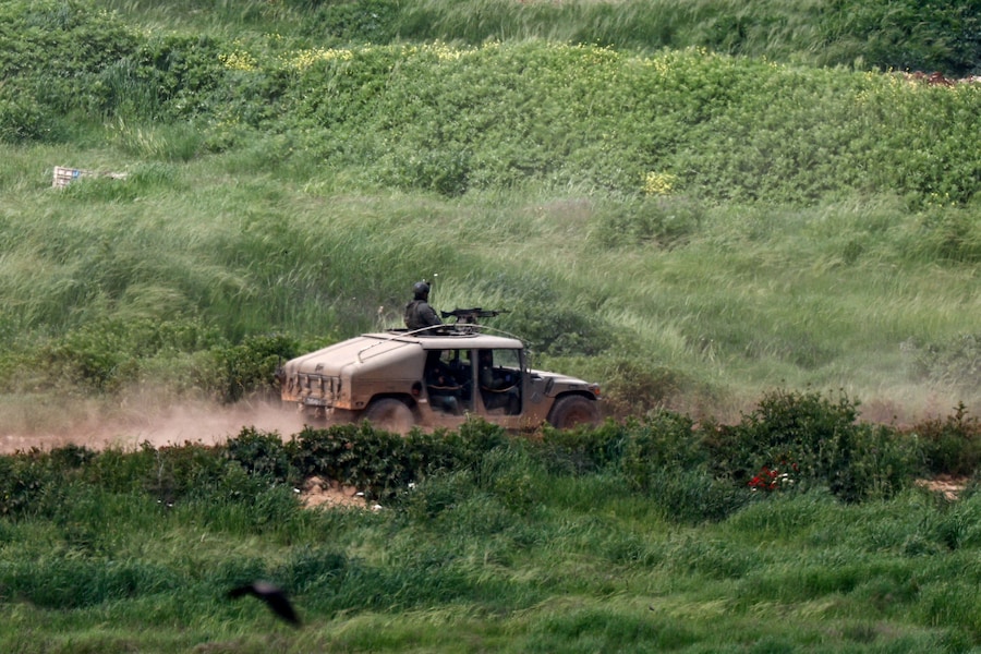 Un veicolo militare israeliano si muove in Libano, visto dal lato israeliano del confine, 12 aprile 2026. REUTERS/Amir Cohen (REUTERS)