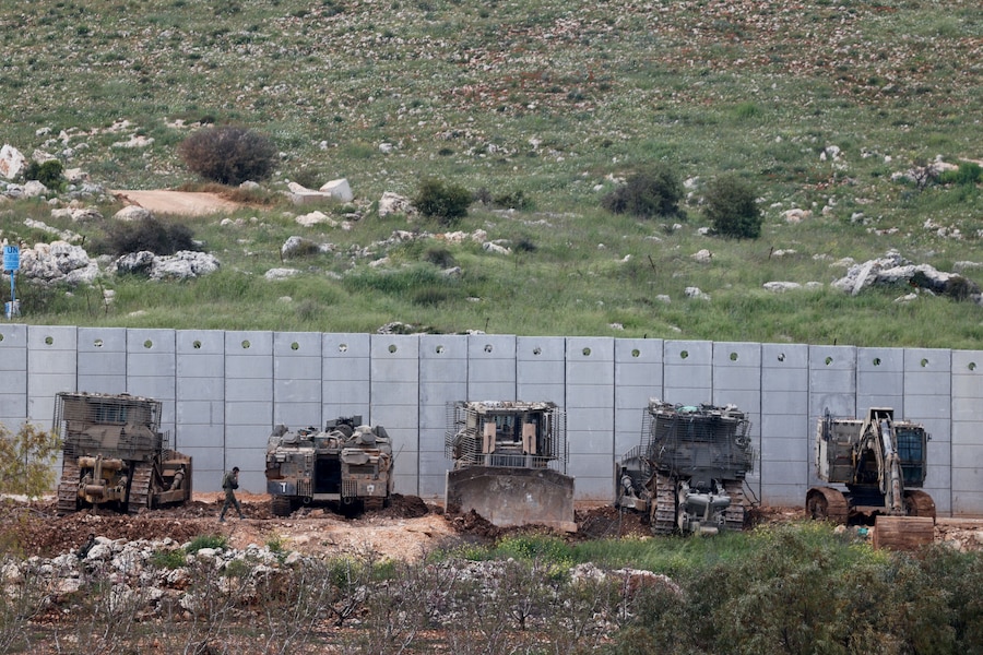 Un soldato israeliano cammina vicino a veicoli blindati del genio militare sul lato israeliano del confine, il 12 aprile 2026. REUTERS/Amir Cohen (REUTERS)