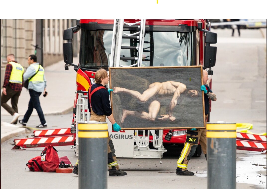 Il Fotografo dell’Anno Youth 2026 è Philip Kangas (Svezia, 16 anni), premiato per l’opera Saving History from the Flames. Lo scatto rappresenta due vigili del fuoco che, durante un incendio, salvano un’opera d’arte dell’Accademia Reale di Belle Arti di Stoccolma, immortalando un momento di intensa attività e collaborazione.