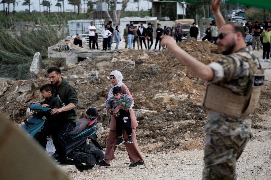 Gli sfollati tornano alle proprie case attraversando il ponte che collega il Libano meridionale al resto del paese, precedentemente colpito da un attacco israeliano, dopo l’entrata in vigore di un cessate il fuoco di 10 giorni tra Libano e Israele, a Qasmiyeh, Libano (REUTERS)