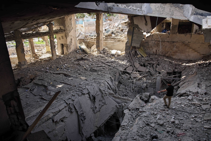 Un uomo cammina tra le macerie di una moschea distrutta da un raid aereo israeliano a Jibchit, nel Libano meridionale (APN)