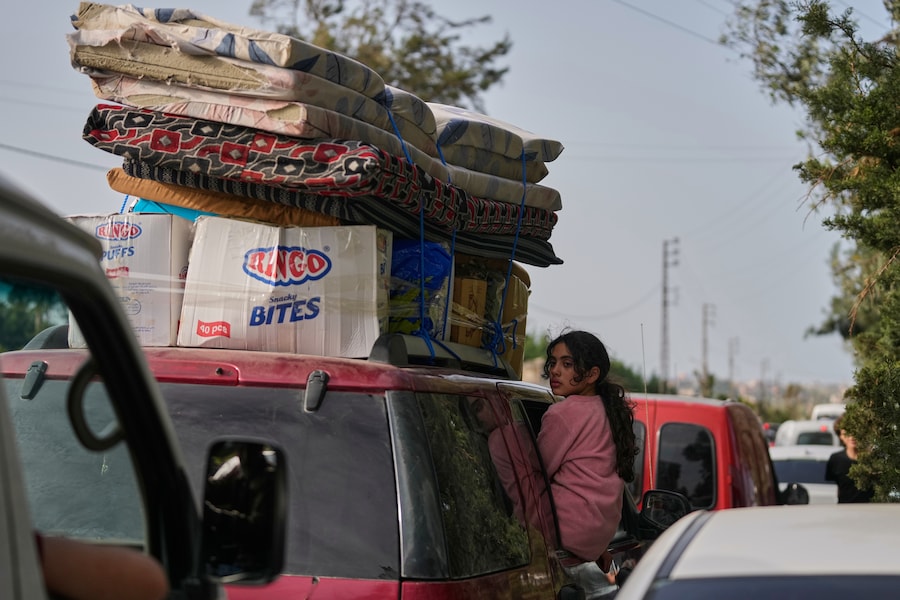 Una ragazza sfollata siede sul finestrino di un’auto mentre torna con la sua famiglia al loro villaggio dopo un cessate il fuoco tra Hezbollah e Israele, a Qasmiyeh vicino alla città di Tiro, nel sud del Libano (APN)