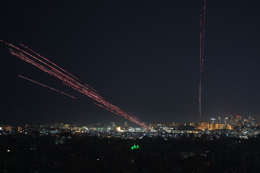 Proiettili traccianti illuminano il cielo notturno mentre le persone sparano munizioni vere e fuochi d’artificio in aria dopo un cessate il fuoco tra Israele e Hezbollah, a Beirut, in Libano (APN)