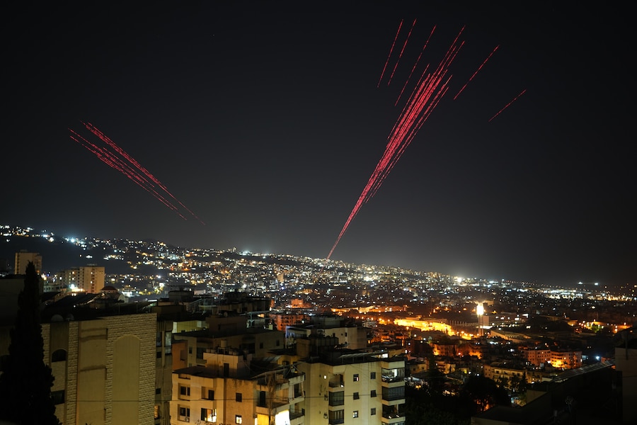 Proiettili traccianti illuminano il cielo notturno mentre le persone sparano munizioni vere in aria dopo un cessate il fuoco tra Israele e Hezbollah, a Beirut, in Libano (APN)