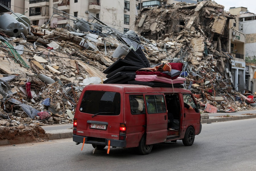 Un veicolo passa mentre gli sfollati si dirigono verso le proprie case dopo l’entrata in vigore di un cessate il fuoco di 10 giorni tra Libano e Israele, nella periferia meridionale di Beirut, Libano (REUTERS)