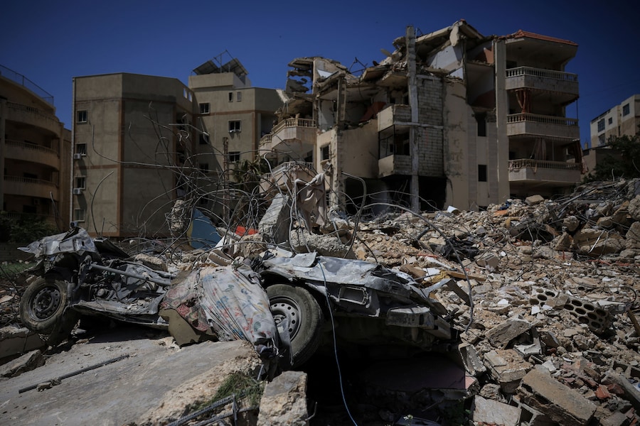 Un edificio danneggiato, macerie e un veicolo distrutto in seguito agli attacchi israeliani, vicino all’ospedale Hiram di Tiro, nel sud del Libano (REUTERS)