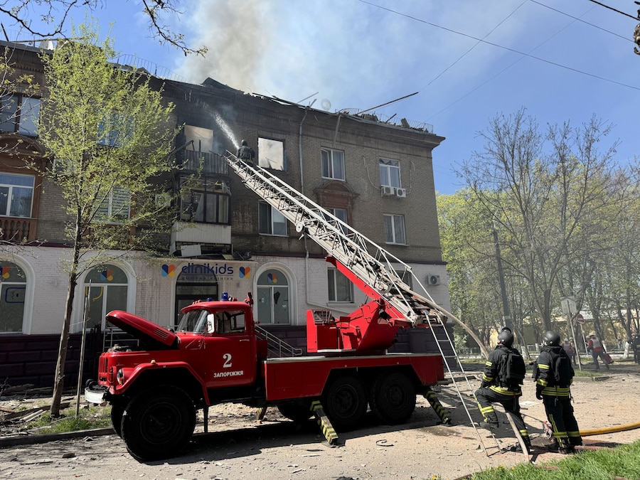 I soccorritori lavorano sul luogo dell’attacco a un condominio colpito da un drone russo a Zaporizhzhia, Ucraina (REUTERS)