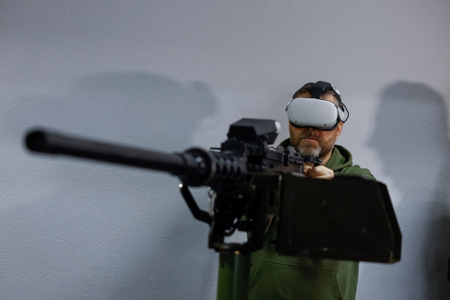 Un dipendente di una società di sicurezza privata si addestra con un simulatore ad abbattere droni con una mitragliatrice, nel contesto dell’attacco russo all’Ucraina, in una località non specificata, Ucraina (REUTERS)