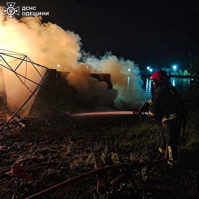 Vigili del fuoco al lavoro presso un complesso portuale sul fiume Danubio, colpito durante gli attacchi notturni dei droni russi, nel contesto dell’attacco russo all’Ucraina, nella regione di Odessa, Ucraina (via REUTERS)