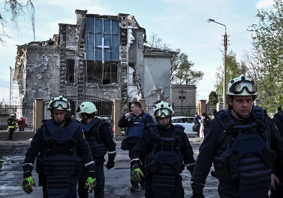 I soccorritori lavorano sul luogo di una chiesa colpita da un raid aereo russo a Zaporizhzhia, Ucrain (REUTERS)