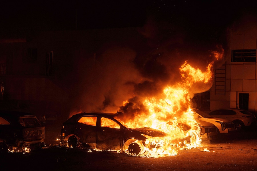 Auto in fiamme dopo un attacco russo a Kiev (APN)