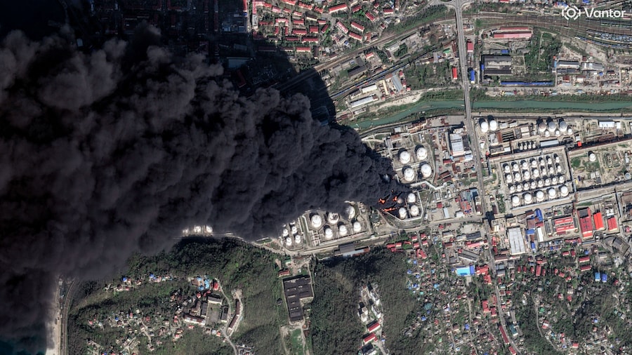 Un’immagine satellitare mostra il fumo che si sprigiona da un incendio, a seguito degli attacchi con droni contro un impianto petrolifero russo nel porto di Tuapse, sul Mar Nero, nel Territorio di Krasnodar, in Russia (via REUTERS)