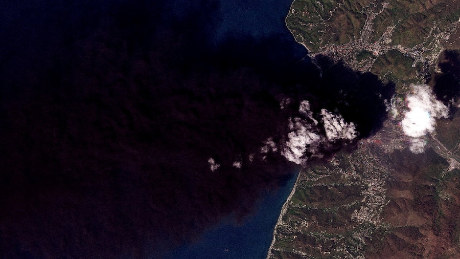 Un’immagine satellitare mostra del fumo che si alza in seguito a un attacco di droni ucraini, nel porto di Tuapse, sul Mar Nero, nel Territorio di Krasnodar, in Russia (via REUTERS)