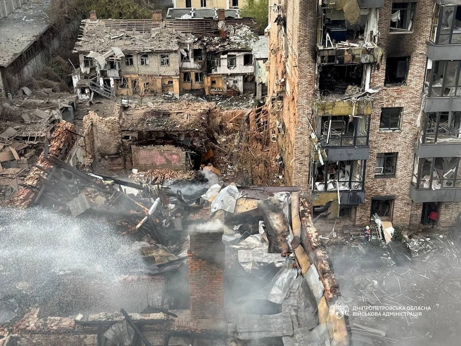 Edifici residenziali colpiti da un attacco missilistico russo, nel contesto dell’attacco russo all’Ucraina, a Dnipro, Ucraina (via REUTERS)