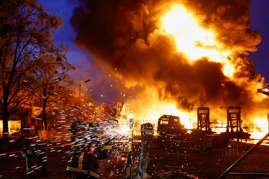 Vigili del fuoco al lavoro presso un magazzino di materiali riciclabili colpito da un missile russo, nel contesto dell’attacco russo all’Ucraina, a Kiev, Ucraina (REUTERS)