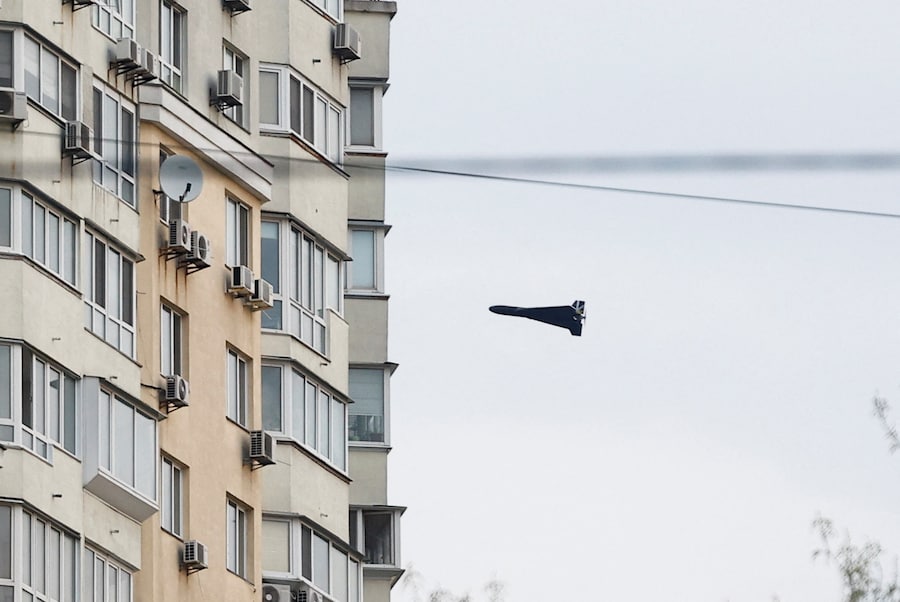 Un drone kamikaze russo Geran 2 sorvola un edificio, nel contesto dell’attacco russo all’Ucraina, a Kiev, Ucraina (REUTERS)