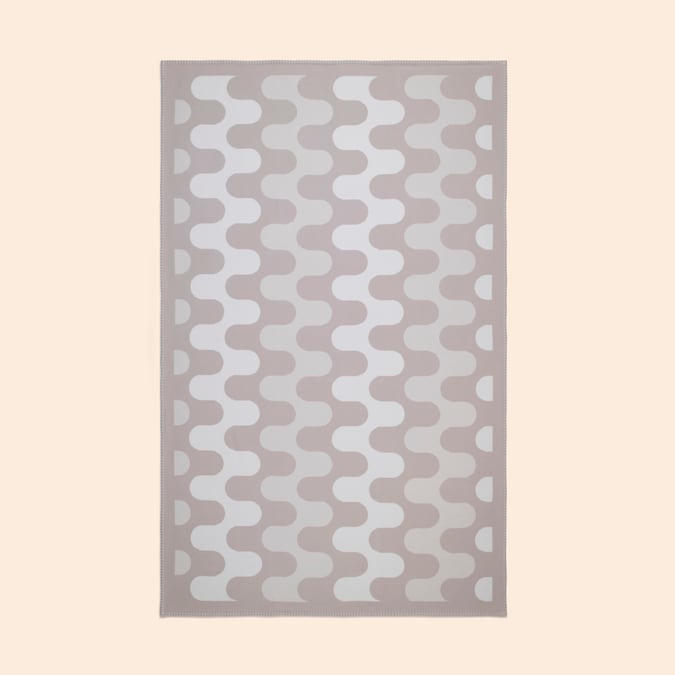 Plaid in lana vergine con motivo jacquard e motivo inverso sul retro, finitura con punto coperta, design Tara Bernerd, FRETTE.