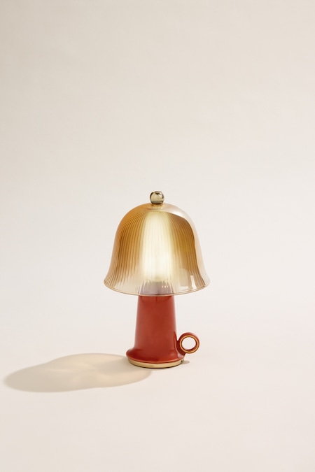 Lampada portatile, con finitura ispirata al bordo di una tazza da caffè per interni ed esterni, design Luca Nichetto, GINORI 1735 (990 €).