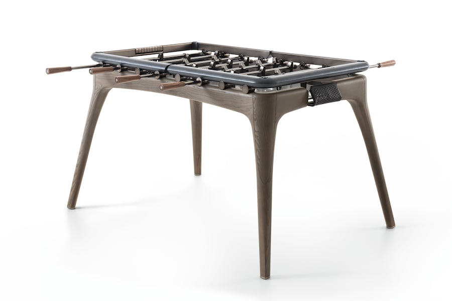 Calcetto Nereo, in frassino e vetro fumé con cornice in pelle e manopole in noce canaletto, GIORGETTI e MASERATI (21.715 €).