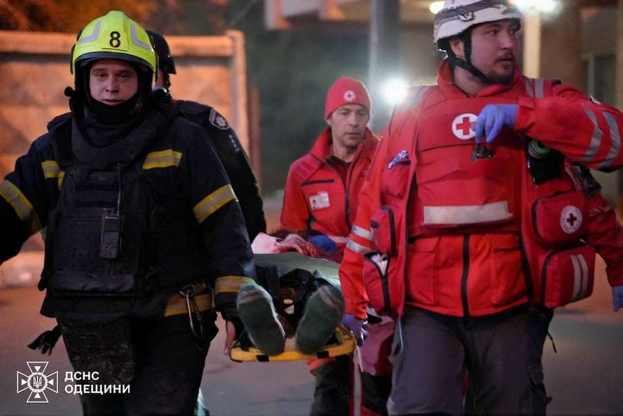 Soccorritori e personale medico evacuano un residente dal condominio colpito da un attacco con droni russi, a Odessa, in Ucraina. (Servizio stampa del Servizio statale di emergenza dell’Ucraina nella regione di Odessa/Foto fornita tramite REUTERS)