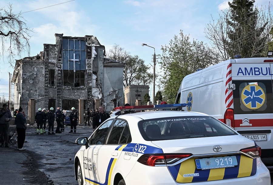 I soccorritori sono al lavoro sul luogo di una chiesa colpita da un attacco aereo russo, nel contesto dell'offensiva russa contro l'Ucraina, a Zaporizhzhia. (REUTERS/Stringer)