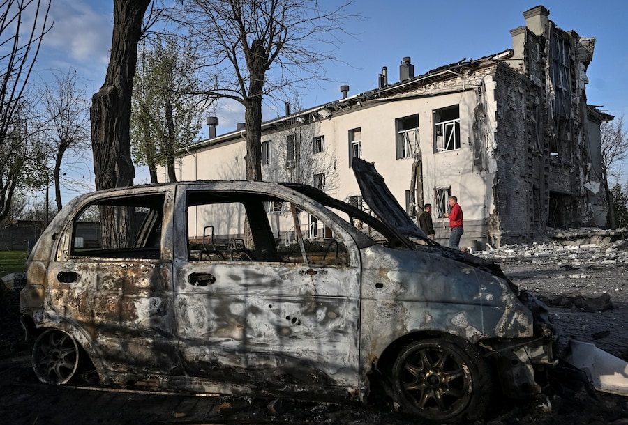 Alcuni residenti si trovano sul luogo di una chiesa colpita da un attacco aereo russo, nel contesto dell'offensiva russa contro l'Ucraina, a Zaporizhzhia. (REUTERS/Stringer)