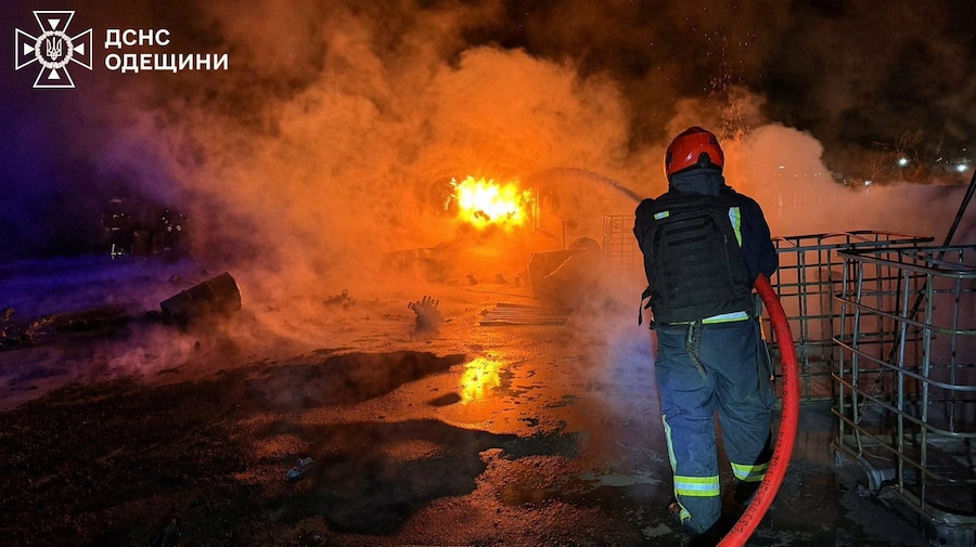 Un vigile del fuoco è al lavoro in un complesso portuale sul Danubio colpito durante gli attacchi notturni con droni russi, nel contesto dell'offensiva russa contro l'Ucraina, nella regione di Odessa. (Servizio stampa del Servizio statale di emergenza dell’Ucraina nella regione di Odessa/Foto fornita tramite REUTERS)