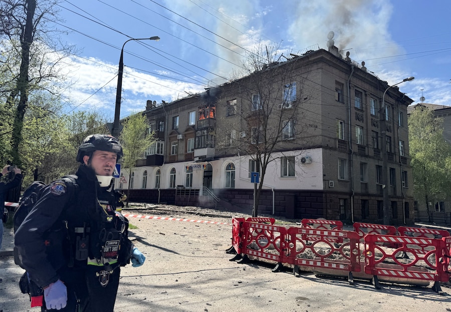 Un operatore sanitario si trova presso un condominio colpito da un attacco con droni russi, nel contesto dell'offensiva russa contro l'Ucraina, a Zaporizhzhia. (REUTERS/Stringer)