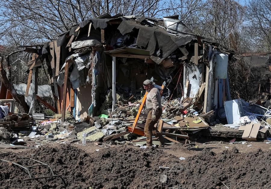 Un operaio cammina sul luogo di un edificio colpito ieri da un attacco missilistico e con droni da parte della Russia, nel contesto dell'offensiva russa contro l'Ucraina, a Kiev. (REUTERS/Anatolii Stepanov)