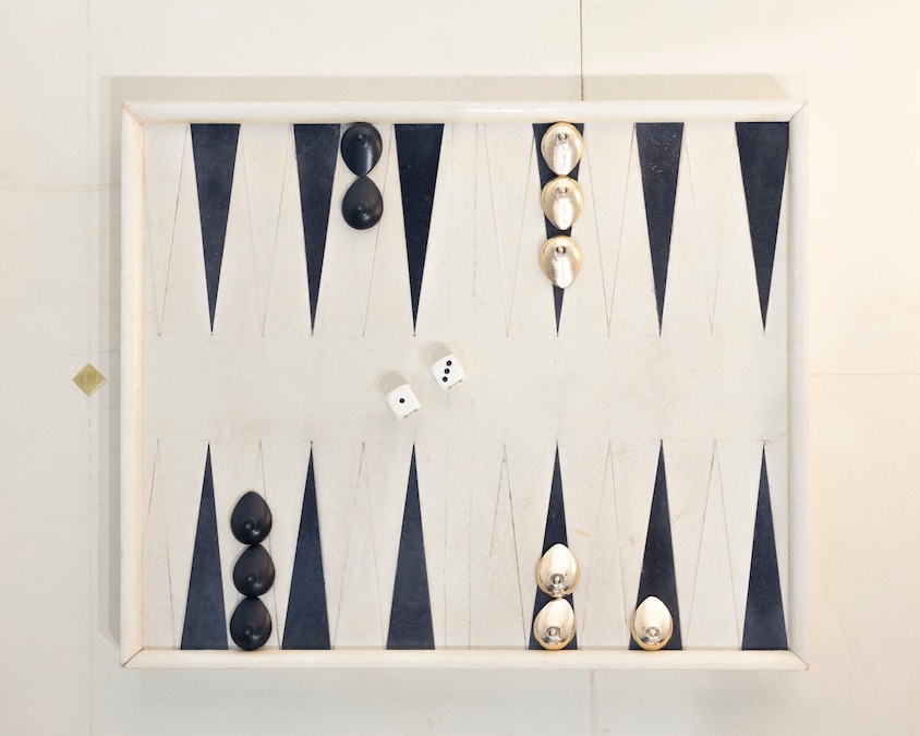 Backgammon Le jeu des seins in pergamena con pedine in bronzo, PICCOLI SMALTI (2.500 €).