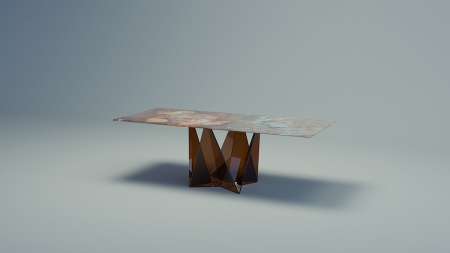 Tavolo Vertex con base in vetro bronze, che evoca la complessità geologica di un cristallo, e top dalle tonalità terrose, in vetrite, SICIS (12.000 €).