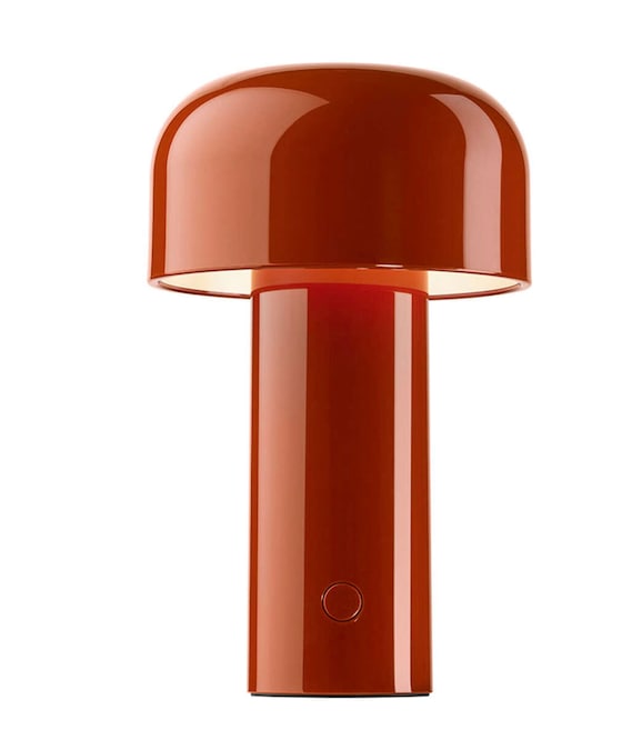 Lampada Bellhop Table, ricaricabile a luce diretta, design Edward Barber e Jay Osgerby, FLOS (255 €).