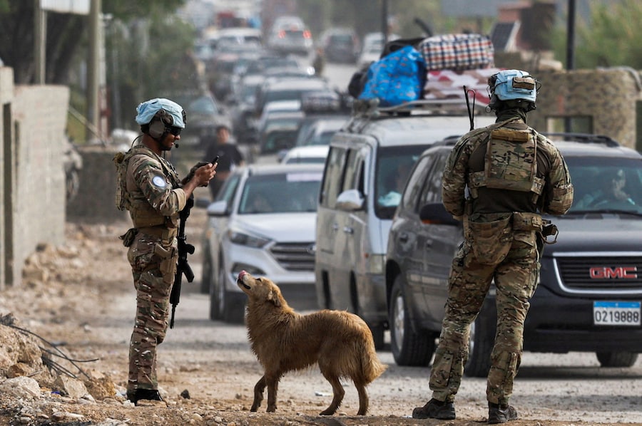 Caschi blu dell’ONU presso il ponte che collega il Libano meridionale al resto del Paese, colpito in precedenza da un attacco israeliano (REUTERS)
