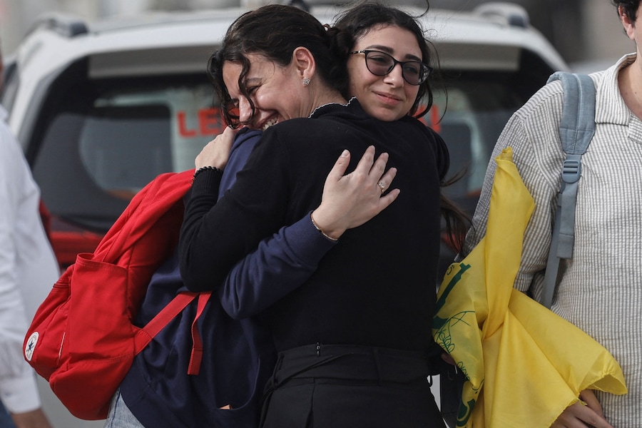 Una famiglia si ricongiunge dopo aver attraversato il ponte che collega il Libano meridionale al resto del Paese, in seguito al cessate il fuoco tra Libano e Israele a Qasmiyeh, in Libano, il 18 aprile 2026. (REUTERS)